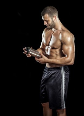 adam içki protein sallamak