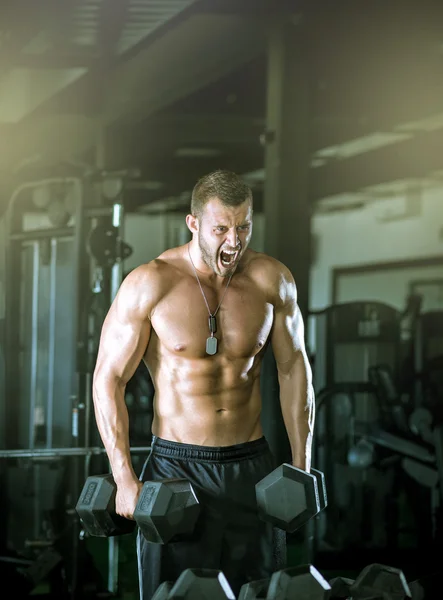 Uomo che fa riccioli in palestra — Foto Stock