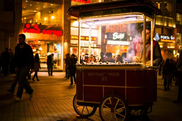 Vendedor de castañas asadas en Estambul — Foto de Stock