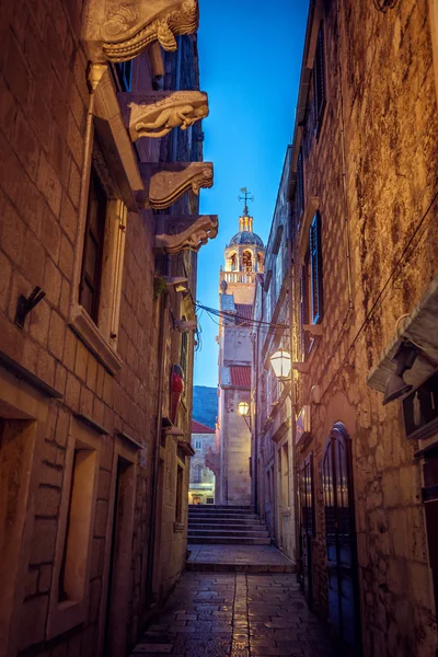 Calle estrecha en Korcula — Foto de Stock