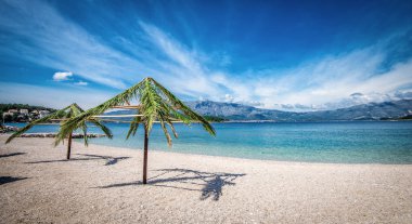 Hırvatistan'daki plajda Palm şemsiye