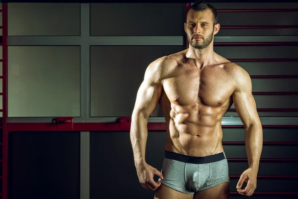 Adam pantolonuyla poz