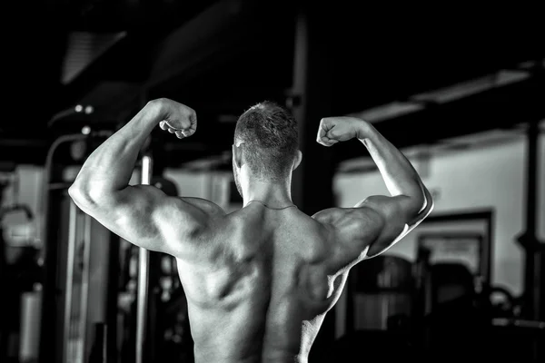 Man menunjukkan kembali di gym — Stok Foto