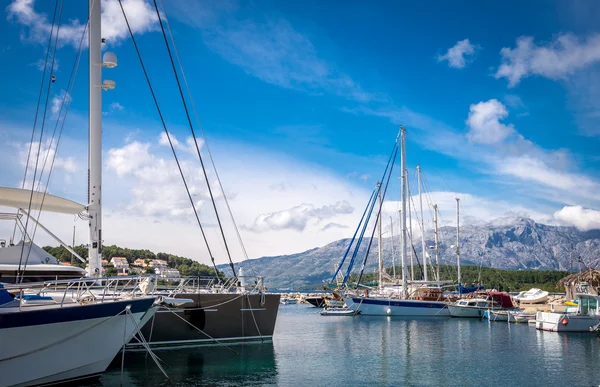 Yacht di lusso e barche a vela nel porto turistico — Foto Stock