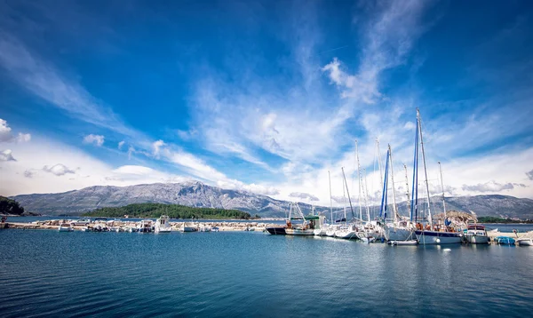 Luxusní jachty a plachetnice v marina — Stock fotografie