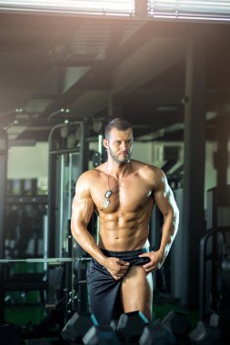 vücut geliştirmeci gösteren bacak kasları