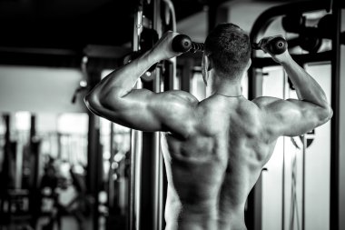 Çekme yapan erkek ups spor salonunda