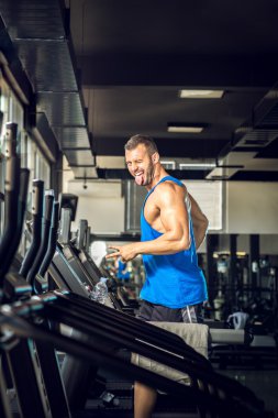 spor salonunda treadmill çalışan genç adam