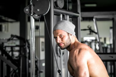 ip uzantısı egzersiz yapan erkek