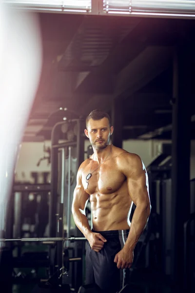 체육관에서 포즈 하는 남자 — 스톡 사진