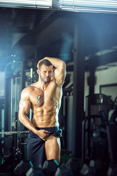 Culturista mostrando músculos de las piernas — Foto de Stock