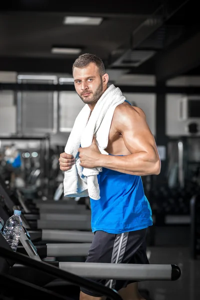 Spor salonunda treadmill çalışan genç adam — Stok fotoğraf