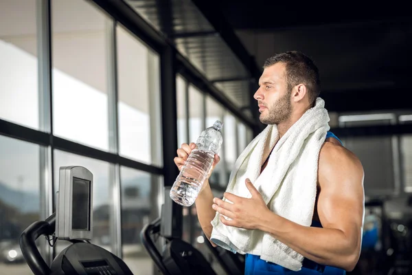 Anak muda minum air di gym — Stok Foto