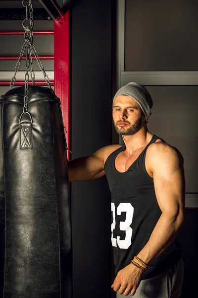 Homme pratiquant la boxe — Photo