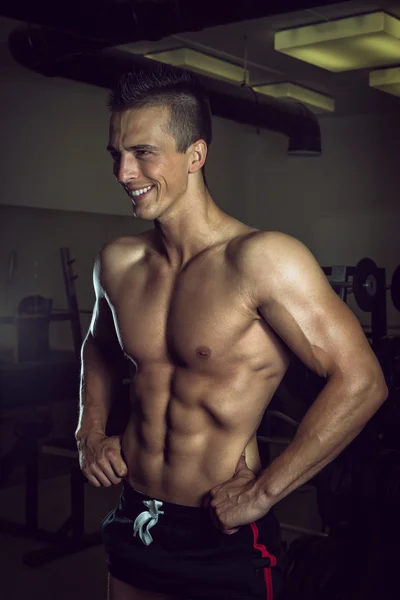 Showing abdominal muscles in gym — Stock Photo, Image