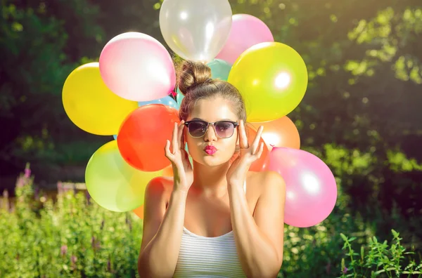 Chica posando con globos en la naturaleza —  Fotos de Stock