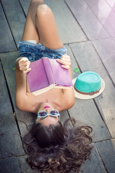 Menina deitada na natureza — Fotografia de Stock