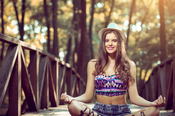 Girl sitting on bridge — Stock Photo, Image