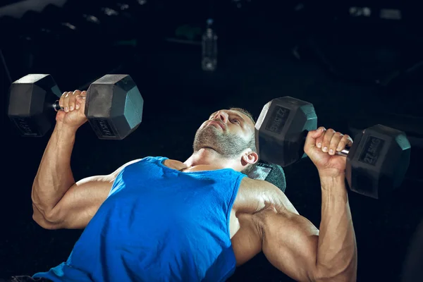 Man doing bicep curls. — Stock Photo, Image