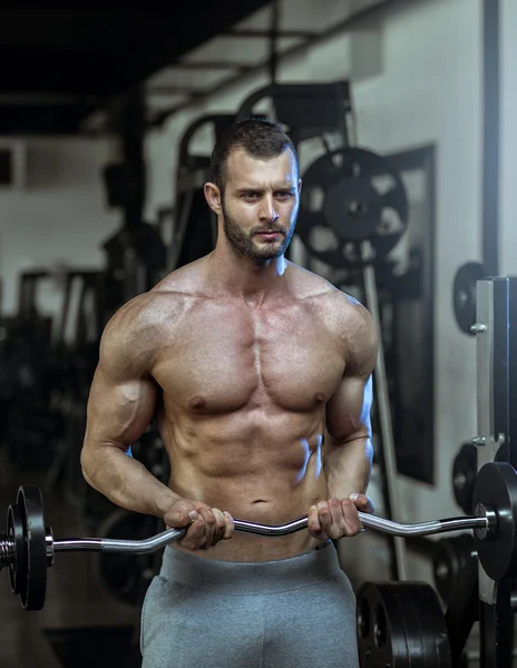 Uomo che fa sollevamento pesi — Foto Stock