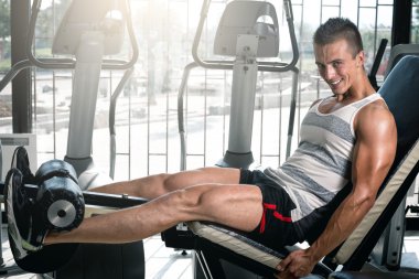 Bacak uzatma spor salonunda yapan erkek