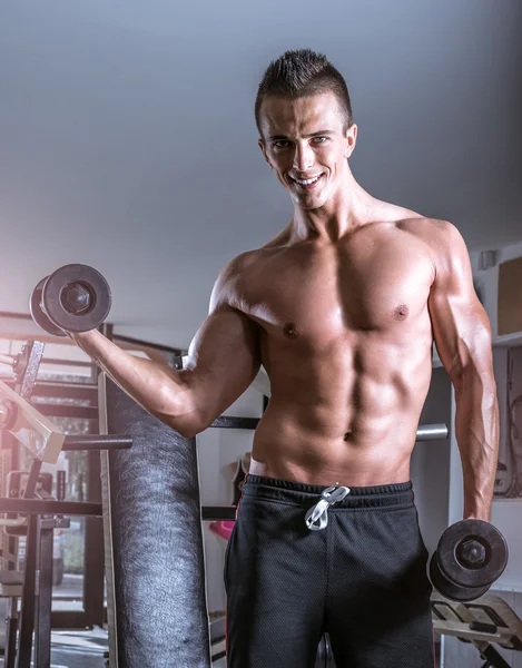 Hombre haciendo bíceps rizos — Foto de Stock