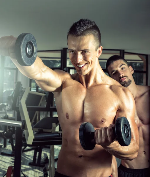 Uomo che fa riccioli bicipiti — Foto Stock