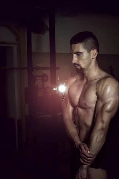 Mostrando muscoli addominali in palestra — Foto Stock