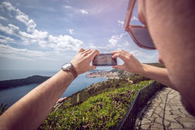 Genç adam alarak fotoğraf Dobruca