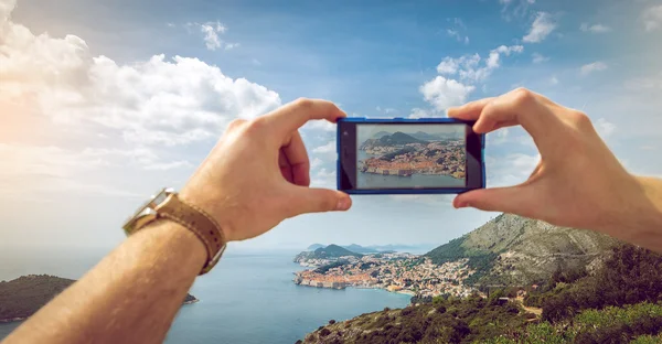 Joven tomando fotos de Dubrovnik —  Fotos de Stock