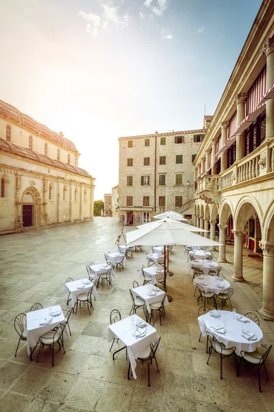 Restaurace ve starém městě Šibenik — Stock fotografie