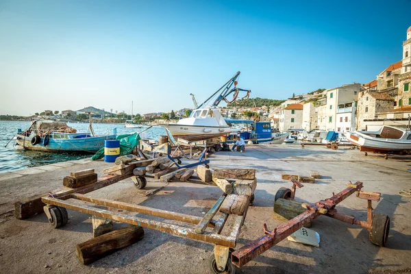 Barcos de pesca en pequeño puerto en Sibenik, Croacia — Foto de Stock