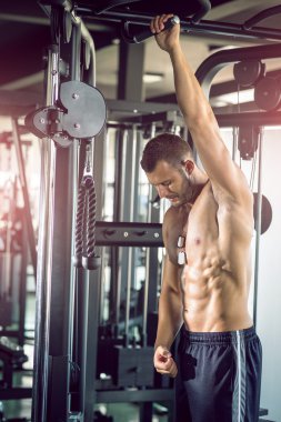 spor salonunda poz adam