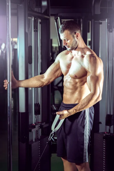 Man doing cable fly in gym — Stock Photo, Image