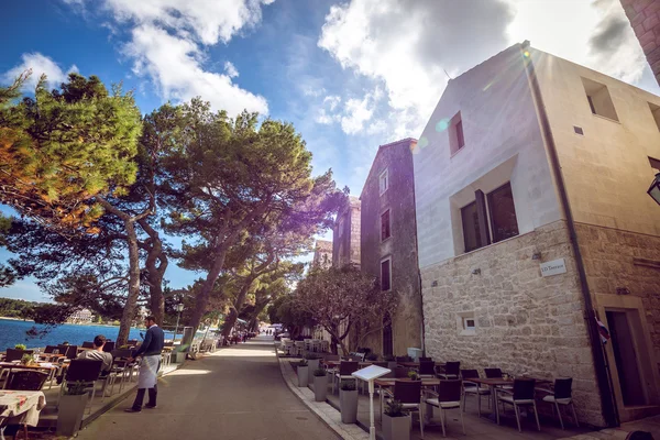 Korcula kafede konuklarına hizmet vermeye garson — Stok fotoğraf