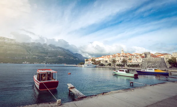 Korcula cidade e barcos no porto — Fotografia de Stock