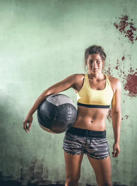 Mädchen mit Medizinball — Stockfoto