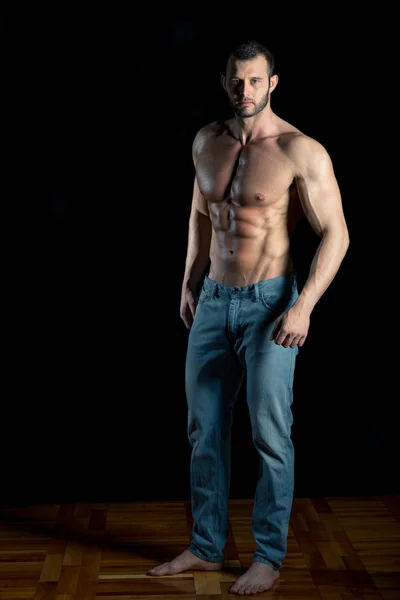 Homem posando em jeans — Fotografia de Stock
