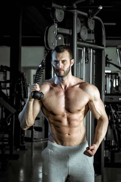 Hombre haciendo ejercicio de extensión de cuerda —  Fotos de Stock