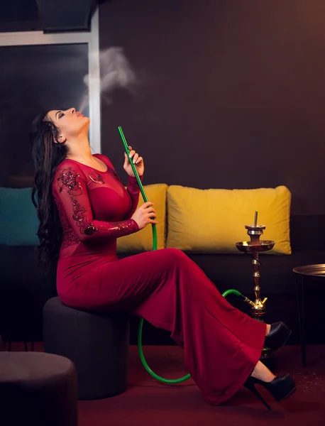 Mulher fumando narguilé no bar — Fotografia de Stock
