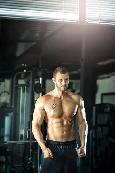 Hombre haciendo rizos en el gimnasio — Foto de Stock