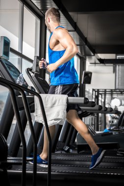 spor salonunda treadmill çalışan genç adam