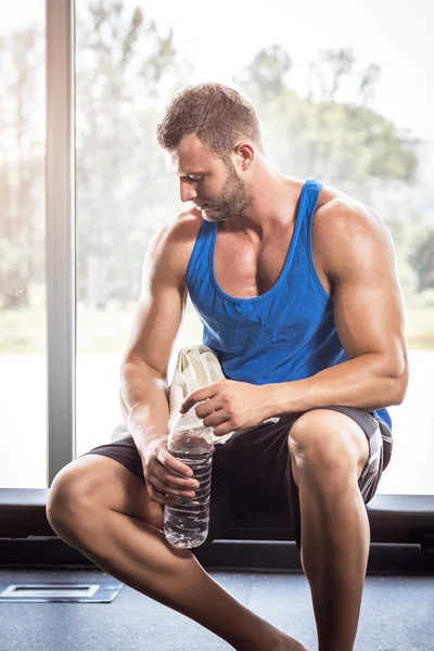 Man sitting on bench and drinking water — Stock Photo, Image