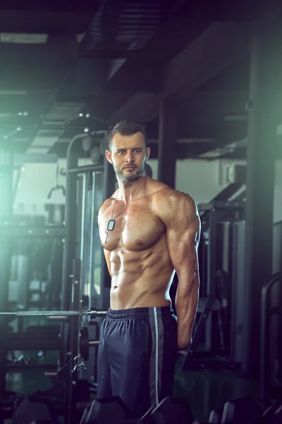 Hombre posando en gimnasio —  Fotos de Stock