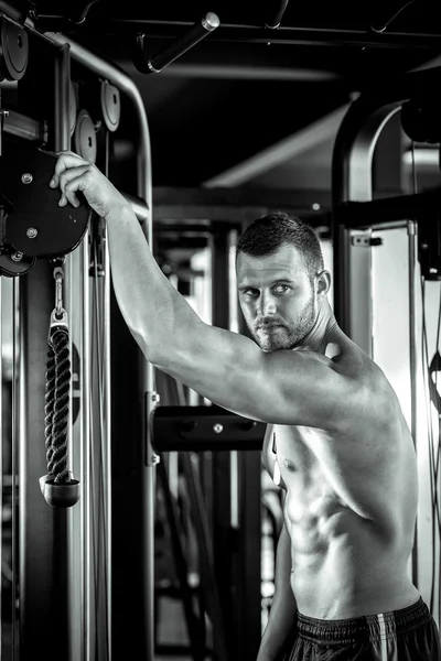 Homme posant dans la salle de gym — Photo