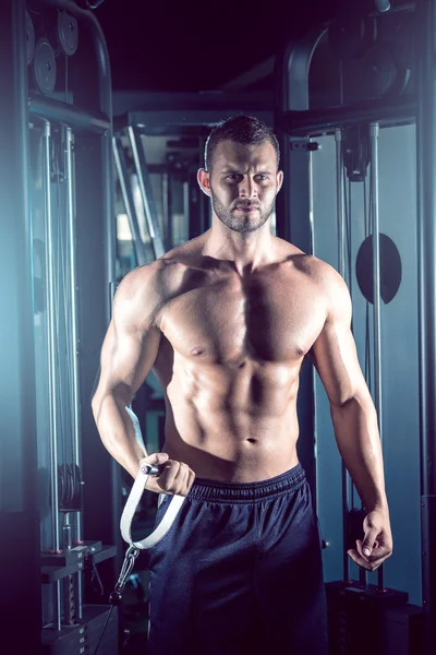 Man doing cable fly in gym — Stock Photo, Image