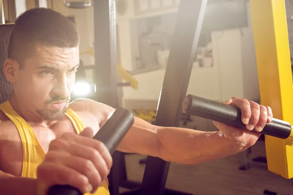 Young man doing chest workout — Stock Photo, Image