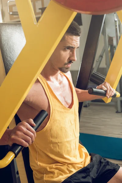 Young man doing chest workout — Stock Photo, Image