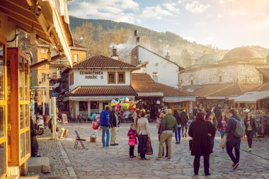 Turist ve yerliler eski şehir Saraybosna içinde yürümek