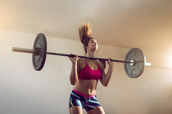 Девушка занимается тяжелой атлетикой — стоковое фото